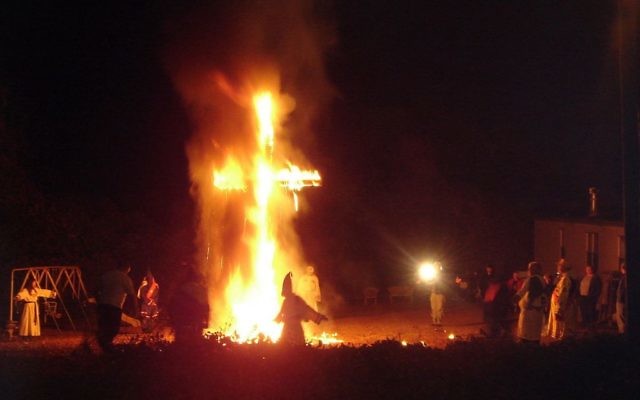 Membres du Ku Klux Klan (KKK) autour d'une croix enflammée, le 12 novembre 2015. (Crédit : Confederate till Death/CC BY-SA 3.0/WikiCommons)