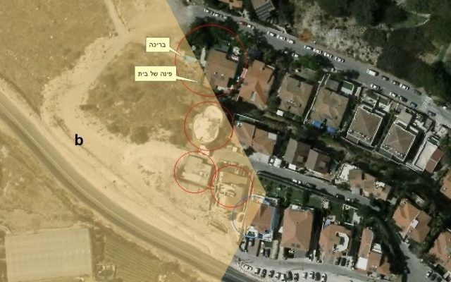 Une photo aérienne datant de 2016 des maisons situées dans l'implantation de Shaarei Tikva, et qui seraient construites sur la zone B. L'onglet jaune supérieur pointe vers une piscine, tandis que le bas indique le coin d'une maison. (Crédit : Dror Etkes)