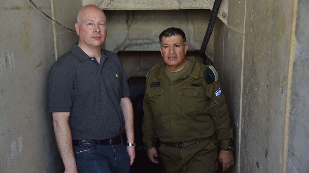 L'envoyé pour la paix du président américain Donald Trump, Jason Greenblatt (à gauche), dans un tunnel terroriste du Hamas près de la bande de Gaza avec le coordonnateur des activités gouvernementales dans les territoires (COGAT) Yoav 'Poly' Mordechai le 30 août 2017 (Crédit : bureau du porte-parole du COGAT)