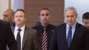 Le Premier ministre Benjamin Netanyahu, à droite, avec son directeur de cabinet Ari Harow, à la Knesset, le 24 novembre 2014. (Crédit : Miriam Alster/Flash90) 