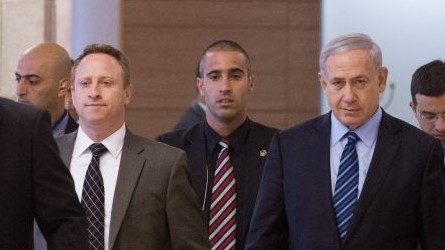 Le Premier ministre Benjamin Netanyahu, à droite, avec son directeur de cabinet Ari Harow, à la Knesset, le 24 novembre 2014. (Crédit : Miriam Alster/Flash90) 