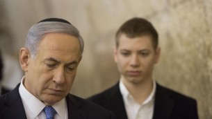 Benjamin et Yair Netanyahu, au mur Occidental, le 18 mars 2015. (Crédit : Yonatan Sindel/Flash90)
