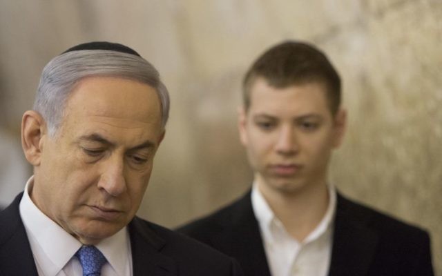 Benjamin et Yair Netanyahu, au mur Occidental, le 18 mars 2015. (Crédit : Yonatan Sindel/Flash90)