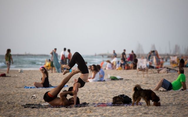 Des Israéliens profitent de la plage à Tel Aviv lors d'une vague de chaleur en Israël, le 16 mai 2016. Illustration. (Crédit : Miriam Alster/Flash90)