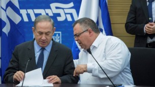 Le Premier ministre Benjamin Netanyahu, à gauche, et le président de la coalition David Bitan lors d'une réunion du groupe parlementaire du Likud à la Knesset, le 30 janvier 2017. (Crédit : Miriam Alster/Flash90)