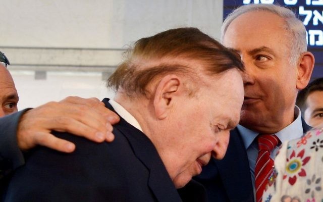 Sheldon Adelson, milliardaire juif américain, avec le Premier ministre Benjamin Netanyahu à l'université d'Ariel, en Cisjordanie, le 28 juin 2017. (Crédit : Ben Dori/Flash90)