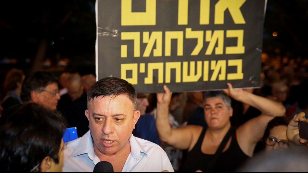 Avi Gabbay, chef du parti Travailliste, pendant une manifestation hebdomadaire devant le domicile du procureur général Avichai Mandelblit, à Petah Tikva, le 15 juillet 2017. (Crédit : Flash90)