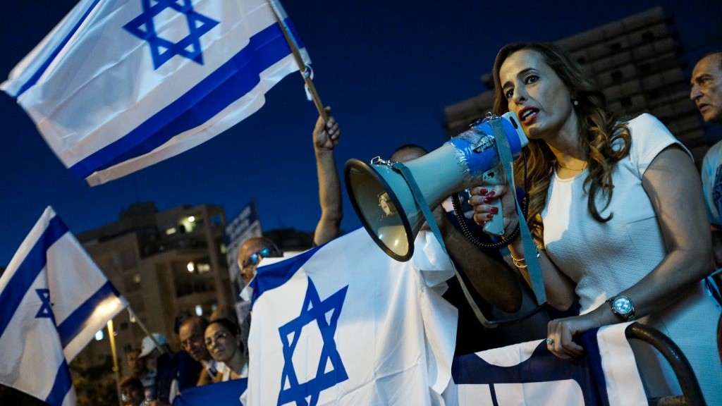 Nava Boker, députée du Likud, pendant une manifestation de soutien au Premier ministre Benjamin Netanyahu près du domicile du procureur général Avichai Mandelblit à Petah Tikva, le 5 août 2017. (Crédit : Tomer Neuberg/Flash90)