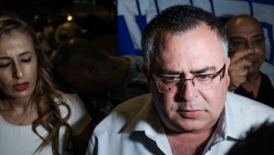 David Bitan, député du Likud et président de la coalition, pendant une manifestation de soutien au Premier ministre Benjamin Netanyahu près du domicile du procureur général Avichai Mandelblit à Petah Tikva, le 5 août 2017. (Crédit : Tomer Neuberg/Flash90)