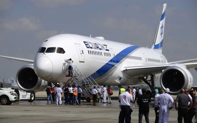 Le premier avion Dreamliner acheté par El Al à l'aéroport international Ben Gurion, le 23 août 2017. (Crédit : Tomer Neuberg/Flash90)