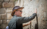 L'animateur à la télévision américaine, comédien et producteur  Conan O’Brien au mur Occidental de Jérusalem le 28 août 2017. Il est venu dans le pays pour réaliser un épisode de sa série sur les voyages  ‘Conan Without Borders.’ (Crédit : Yonatan Sindel/Flash90)