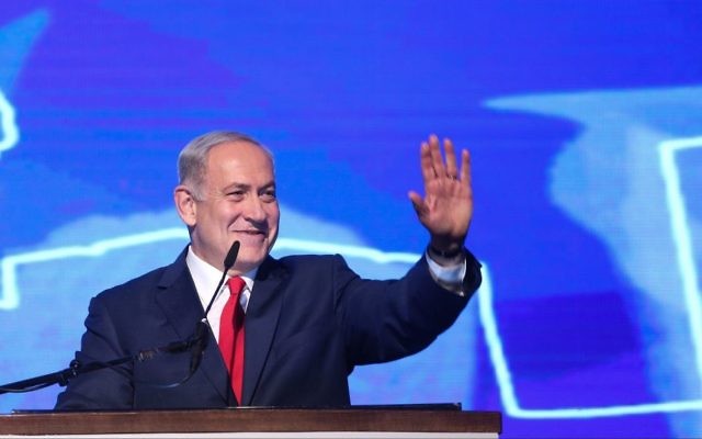 Le Premier ministre Benjamin Netanyahu lors d'un rassemblement du parti Likud, près de l'aéroport Ben Gurion, le 30 août 2017. (Crédit : Miriam Alster/Flash90)