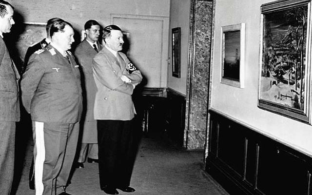 Hermann Goering et Adolph Hitler pendant une exposition sur "l'art dégénéré", en Allemagne, dans les années 1930. (Crédit : domaine public)