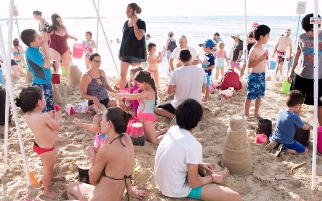 Les résidents de Tel Aviv à Metzitzim Beach, en août 2017 (Crédit : Ville de Tel Aviv-Jaffa)