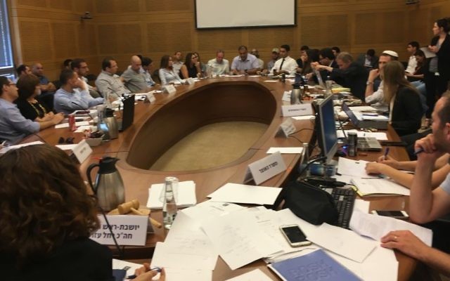 Une réunion de la commission des Réformes de la Knesset sur les options binaires, le 31 juillet 2017. (Crédit : Times of Israël)