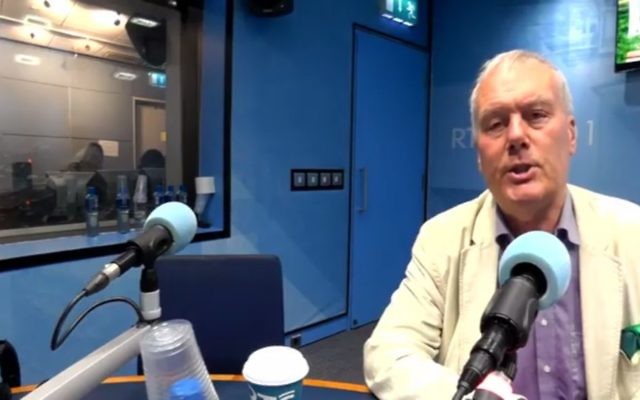 Le journaliste limogé Kevin Myers s'exprime sur les ondes de la station de radio RTÉ Today irlandaise, le 1er août 2017 (Capture d'écran :  RTÉ news)
