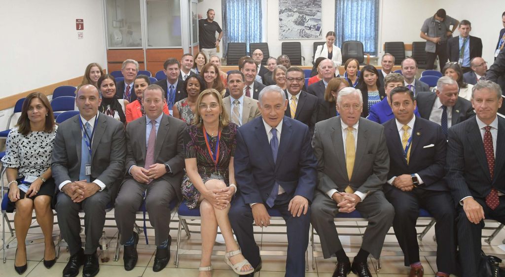 Le Premier ministre Benjamin Netanyahu, au centre, avec 19 membres d'une délégation démocrate de la Chambre des représentants dans ses bureaux de Jérusalem, le 7 août 2017. (Crédit : GPO)