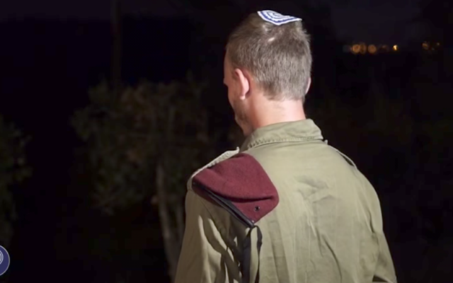 Le sergent A., qui a tiré et blessé un terroriste qui a tué trois Israéliens dans l'implantation de Halamish, le 21 juillet (Crédit Unité des porte-paroles de l'armée israélienne)