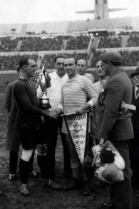 Bela Guttmann avec une bannière de l'Hakoah New York à New York. (Autorisation)