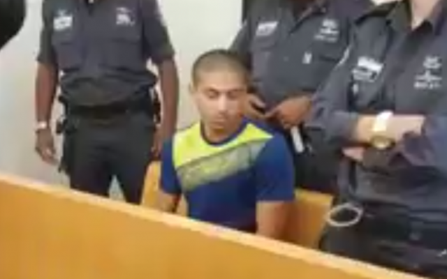 Tamer Hujirat, soupçonné de meurtre, devant la cour de district de Haïfa le 1er août 2017 (Capture d'écran :  Twitter)