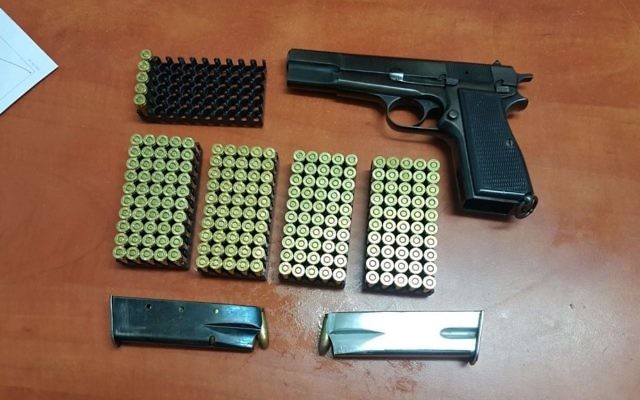 Le pistolet, les munitions et les magasins saisis dans une opération menée dans une habitation familiale de la ville de Hébron le 2 août 2017 (Crédit : Police israélienne)