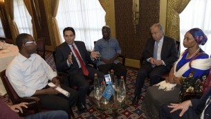 Le secrétaire-général des Nations unies Antonio Guterres, deuxième à droite, et l'ambassadeur israélien à l'ONU  Danny Danon, deuxième à gauche, rencontrent les familles d'Oron Shaul, d'Avraham Abera Mengistu et de Hisham al-Sayed, actuellement détenus par le Hamas dans la bande de Gaza, le 28 août 2017 (Crédit : Shlomi Amsalem).