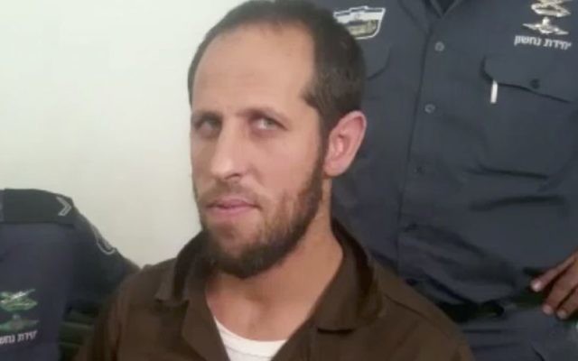 Amjad Jabarin au tribunal de première instance de Haifa le 24 août 2017, où il a été mis en accusation pour complicité d'assassinat dans le cadre de l'attaque terroriste sur le mont du Temple en juillet. (Crédit : Capture d'écran Dixième chaîne)
