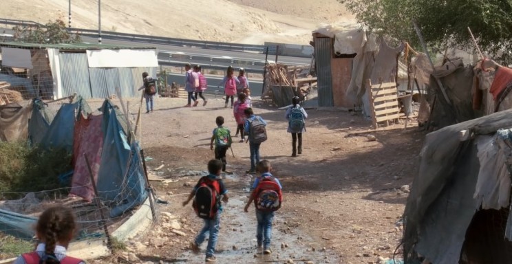 Des élèves du village bédouin de Khan al-Ahmar, en Cisjordanie. Illustration. (Crédit : capture d'écran YouTube)