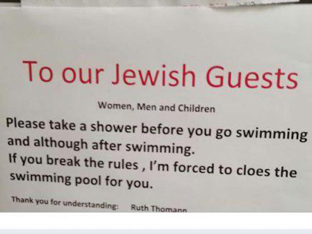 Panneau placé dans un hôtel suisse demandant aux clients juifs de se doucher avant d'aller nager. (Crédit : autorisation)
