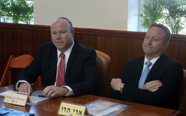 Ari Harow, à droite, avec son prédécesseur, Gil Sheffer, à gauche, pendant la réunion hebdomadaire du cabinet dans les bureaux du Premier ministre, à Jérusalem, le 9 février 2014. (Crédit : Marc Israel Sellem/Pool)