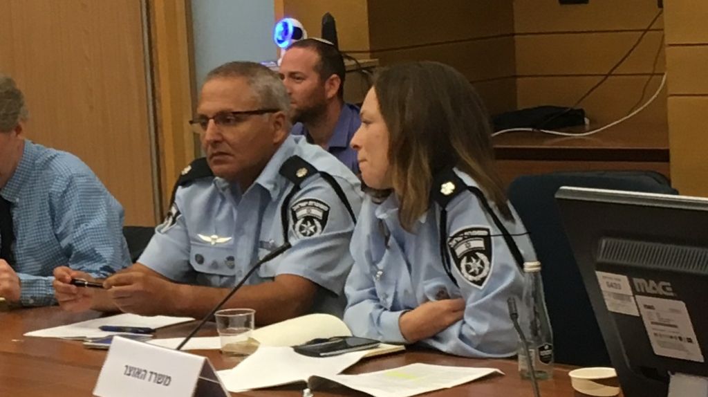 Gabi Biton, responsable de la police israélienne, lors d'une réunion de la commission des Réformes de la Knesset consacrée à un texte proposant l'interdiction de l'industrie des options binaires, le 2 août 2017. (Crédit : Simona Weinglass/Times of Israël)
