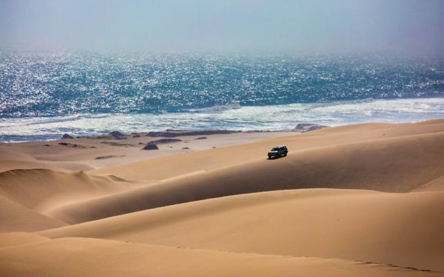 Un safari en jeep en Namibie. Illustration. (Crédit : Kavram/iStock via Getty images)