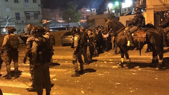 La police fait face aux émeutiers à Jaffa, le 3 août 2017 (Crédit : Police israélienne)