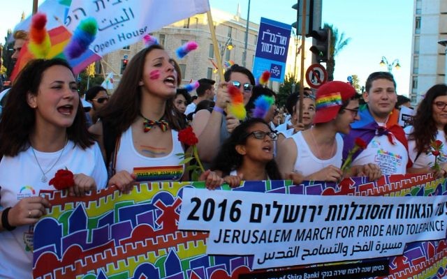 Les représentants de Jerusalem Open House à la Gay Pride de 2016 de Jérusalem, le 21 juillet 2016 (Crédit : Adi Eddie)