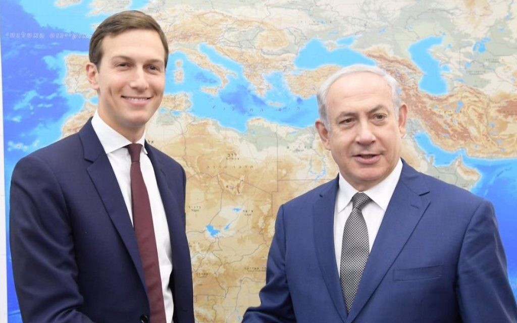 Jared Kushner, à gauche, conseiller du président américain Donald Trump, et le Premier ministre Benjamin Netanyahu à Tel Aviv, le 24 août 2017. (Crédit : Amos Ben Gershom/GPO)