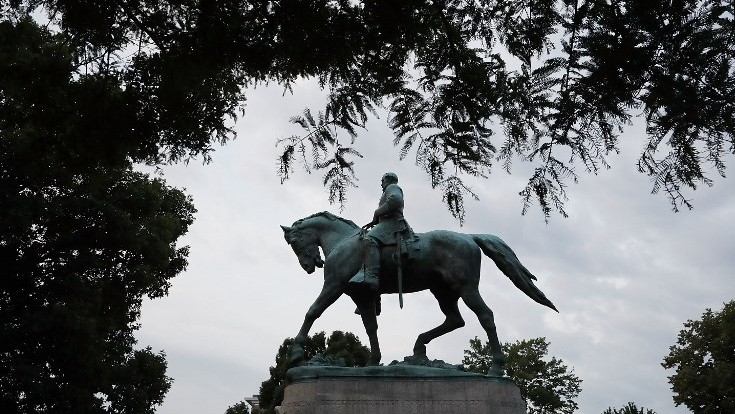 La statue du général confédéré Robert E. Lee au centre d'Emancipation Park , au lendemain du rassemblement "Unite the Right", qui a dégénéré en affrontements à Charlottesville, en Virginie, le 13 août 2017. (Crédit : Chip Somodevilla/Getty Images/AFP) 