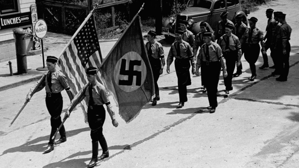 Depuis Charlottesville, des drapeaux nazis s'affichent sans complexe sur  des maisons américaines