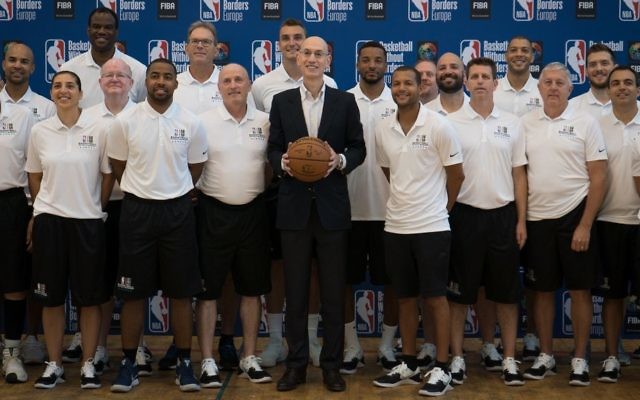 Adam Silver, au centre, responsable de la NBA, avec les entraîneurs du programme Basketball Without Borders à l'Institut Wingate d'Israël, le 14 août 2017. (Crédit : Luke Tress/Times of Israël)