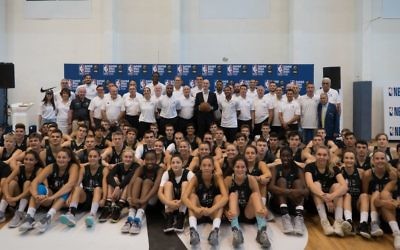 Joueurs et entraîneurs du programme Basketball Without Borders à l'Institut Wingate d'Israël, le 14 août 2017. (Crédit : Luke Tress/Times of Israël)