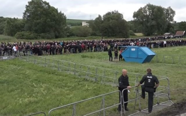 Les participants font la queue pour participer au festival néo-nazi « Rock against Foreign Domination » ) Thuringe, en Allemagne, le 15 juillet 2017 (Crédit : Capture d'écran / YouTube)