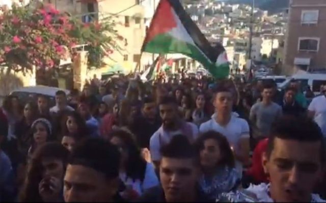 Des Arabes israéliens défilent dans la ville de Sakhnin le samedi 1er octobre 2016 pour commémorer la mort de 13 personnes décédées lors d'affrontements avec la police au cours de la seconde Intifada (Capture d'écran)