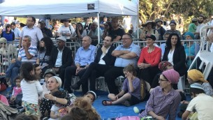 Des députés du Likud et de HaByit HaYehudi lors d'un rassemblement dans l'implantation évacuée de Sa-Nur, dans le nord de la Cisjordanie, en août 2017. (Crédit : Jacob Magid/Times of Israël)