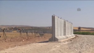 Construction d'un mur à la frontière entre la Turquie et la Syrie, en 2015. Illustration. (Crédit : capture d'écran YouTube)