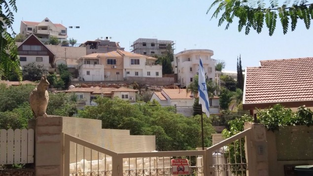 Des maisons situées à Shaarei Tikva (Crédit : Dror Etkes)