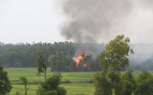 Incendie dans un village du sud de la région de Maungdaw, dans l'état de Rakhine de la Birmanie, le 4 septembre 2017. (Crédit : STR/AFP)