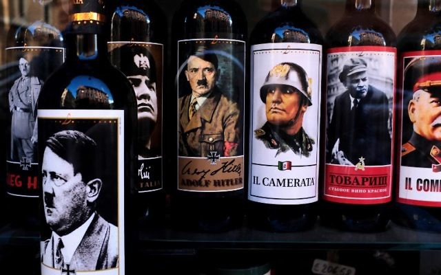 Des bouteilles de vin avec des étiquettes à l'effigie de Mussolini, de Hitler, de Lénine et de Staline dans un magasin du centre de Rome, le 14 septembre 2017. (Crédit : Alberto Pizzoli/AFP)