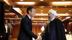 Le président français Emmanuel Macron, à gauche, avec le président iranien Hassan Rouhani, au Millennium Hotel de New York, le 18 septembre 2017. (Crédit : Ludovic Marin/AFP)