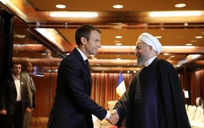 Le président français Emmanuel Macron, à gauche, avec le président iranien Hassan Rouhani, au Millennium Hotel de New York, le 18 septembre 2017. (Crédit : Ludovic Marin/AFP)