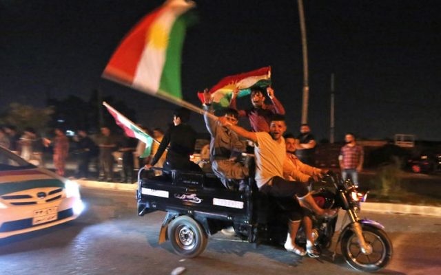 Des Kurdes irakiens célèbrent le résultat du référendum sur l'indépendance de la région autonome du Kurdistan, à Kirkouk, le 25 septembre 2017. (Crédit : Ahmad al-Rubaye/AFP)