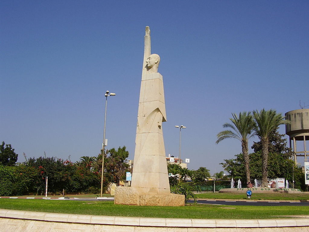 La statue de Sir Alfred Mond (Lord Melchett) sculptée par Batia Lichansky, à Tel-Mond, en Israël (Crédit : Domaine public)